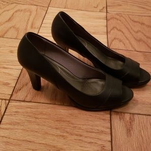Navy open-toe pumps by Life Stride Soft System